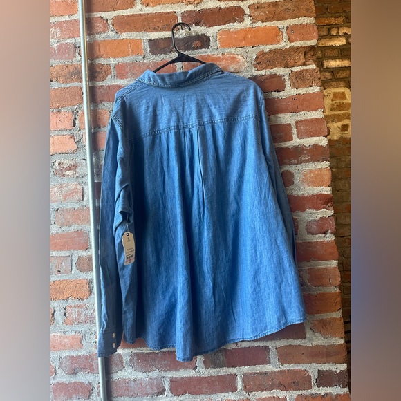 ST. John’s Bay Women’s Classic Denim Shirt, size 2xl - Picture 4 of 13